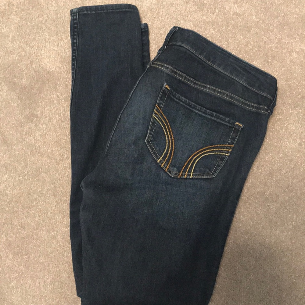 Size 9, medium wash Hollister skinny jeans!